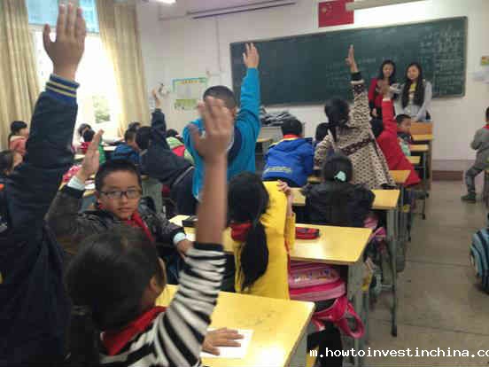 海院学子来支教 爱心汇聚在西园