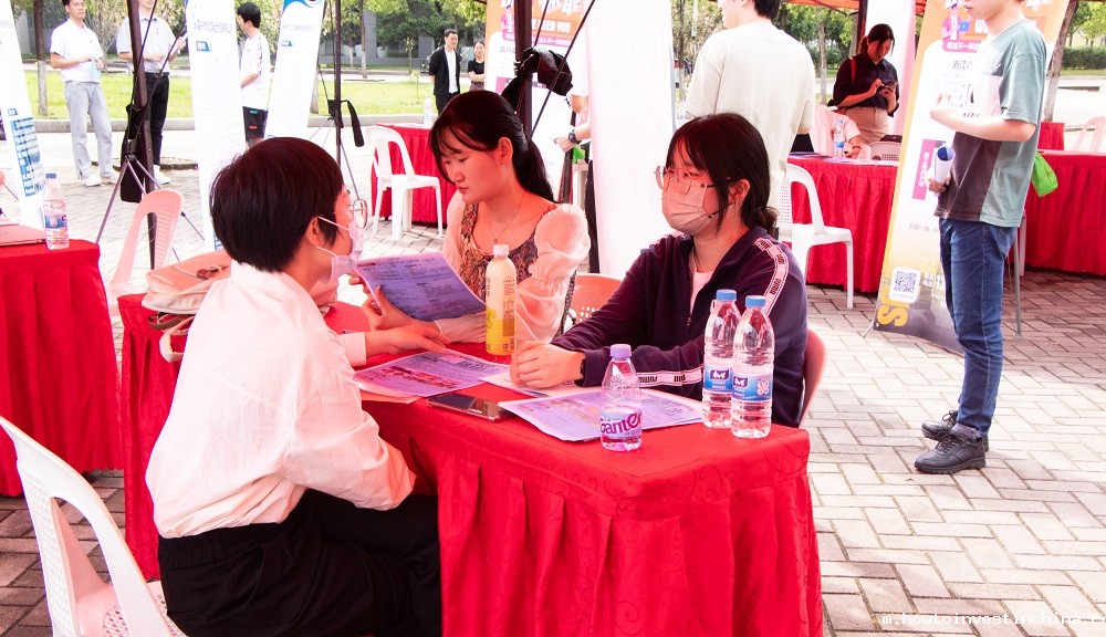 点点官方app下载举办浙江省嘉兴市企业专场招聘会